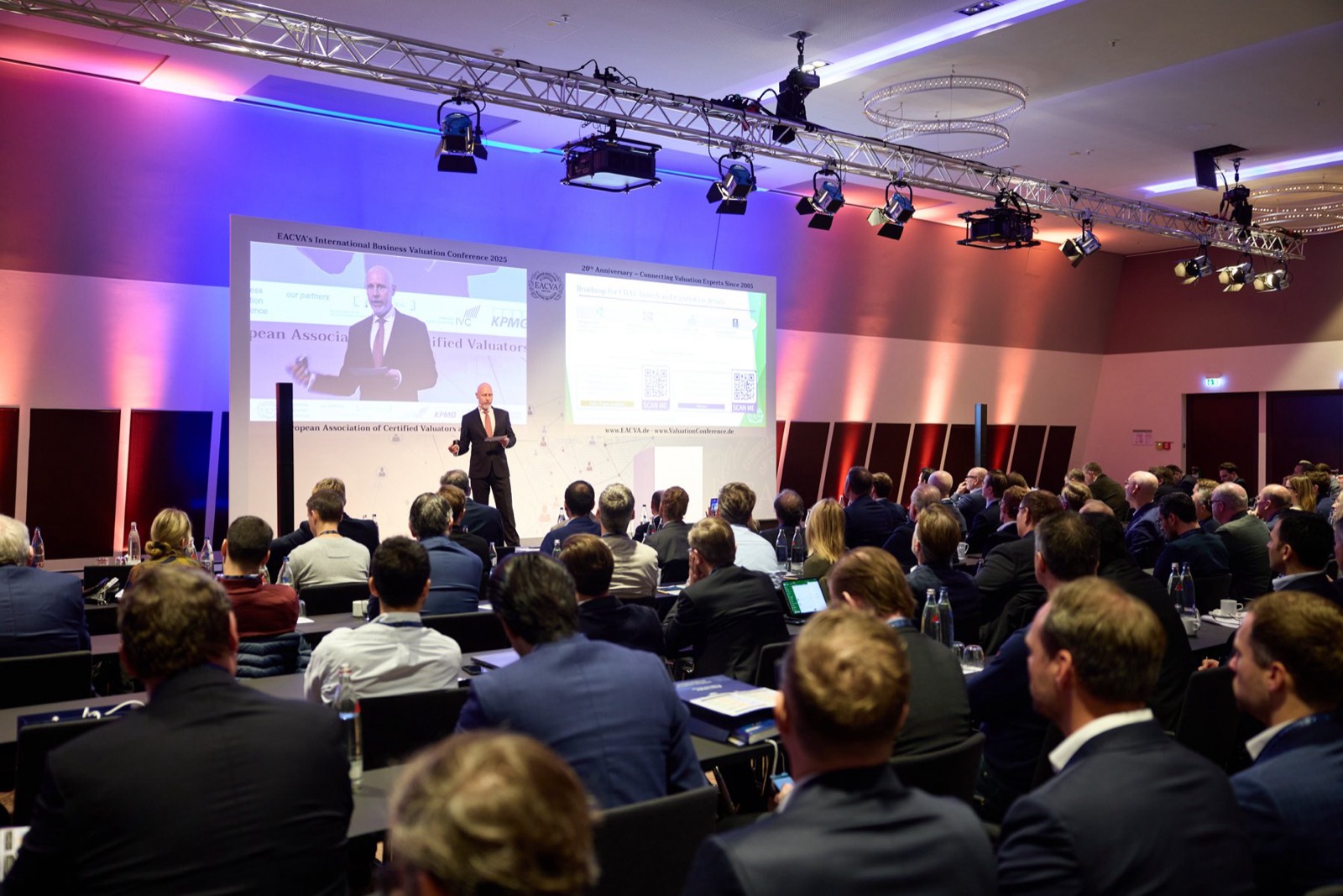 Blick aus dem Saal auf die Bühne bei einem Vortrag von Andreas Creutzmann